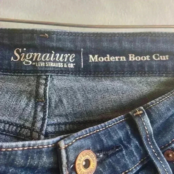 Ladies signature Levi jeans - Picture 2 of 5